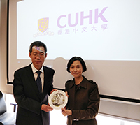 Professor Wong Suk-ying (right), Associate Vice President of CUHK presents a souvenir to Mr. Hou Jianguo, Director of HK-Macao-Taiwan Affairs of Education Department of Hebei